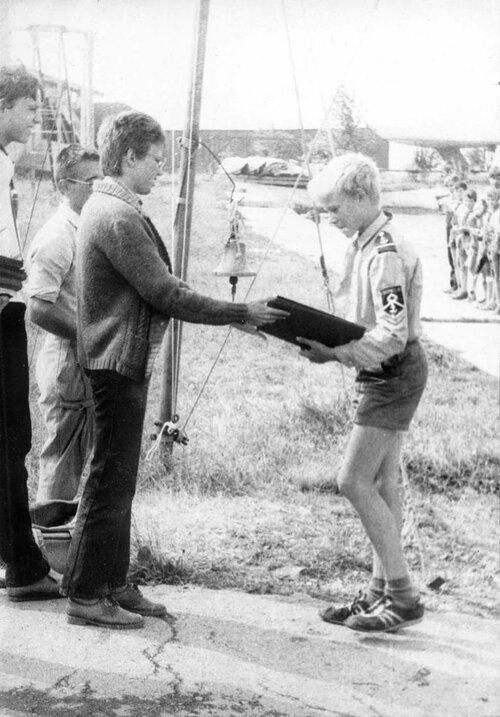 1988-07 Смарцелова Наталья вручает диплом Игорю Бессонову